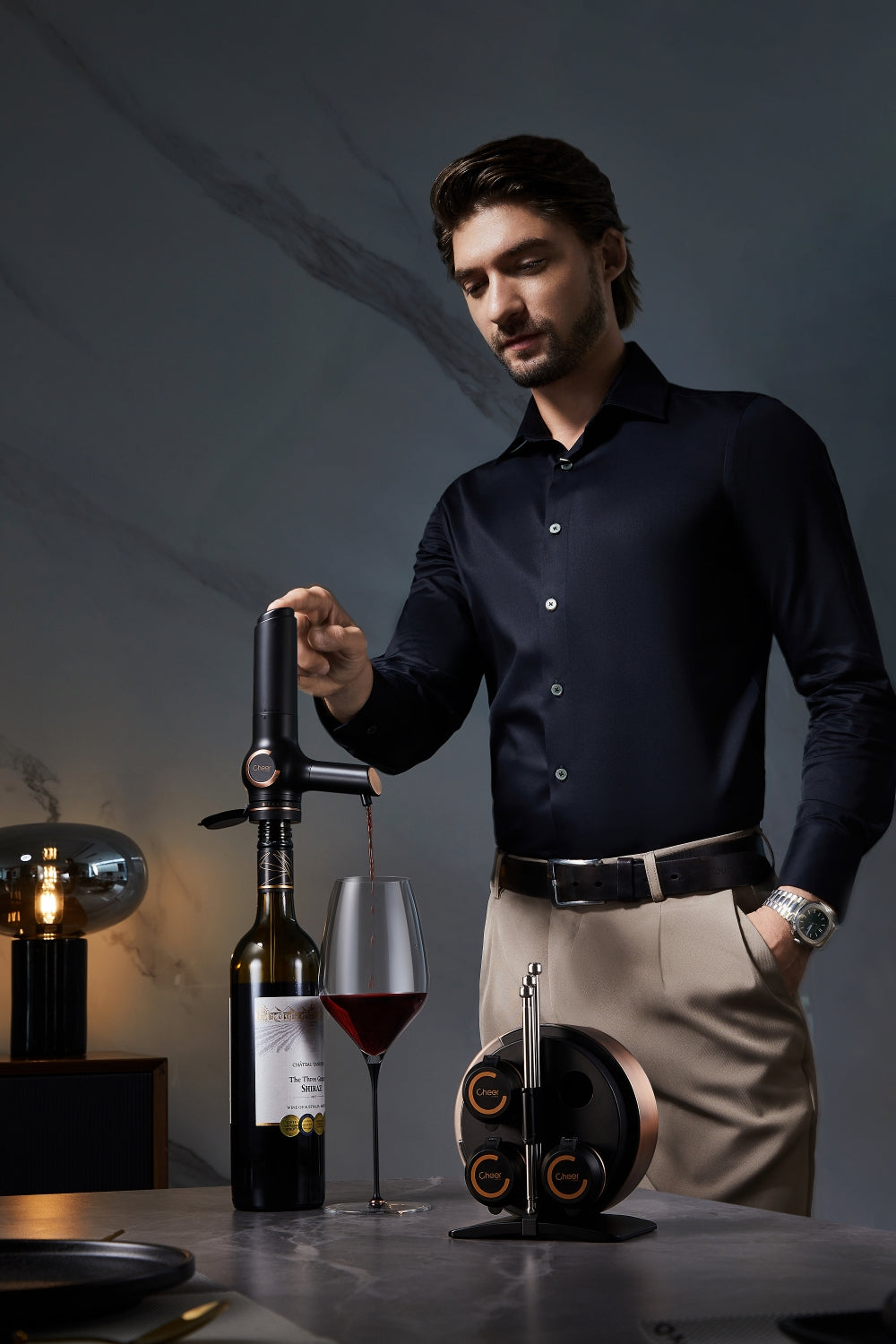 CONNOISSEUR - Système de préservation du vin et son support de présentation