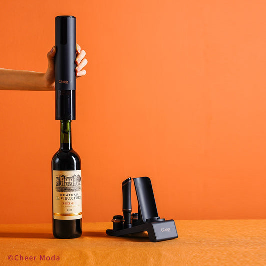 Le tire-bouchon 2 en 1 qui conserve également votre vin

Cet ensemble complet permet d'ouvrir, aérer, servir et conserver son vin.
Le tire-bouchon 2 en 1 est automatique et rechargeable par USB. Il permet de déboucher une bouteille, et également d’y faire le vide via l’un des bouchons Stopper fourni, pour ainsi conserver le vin.