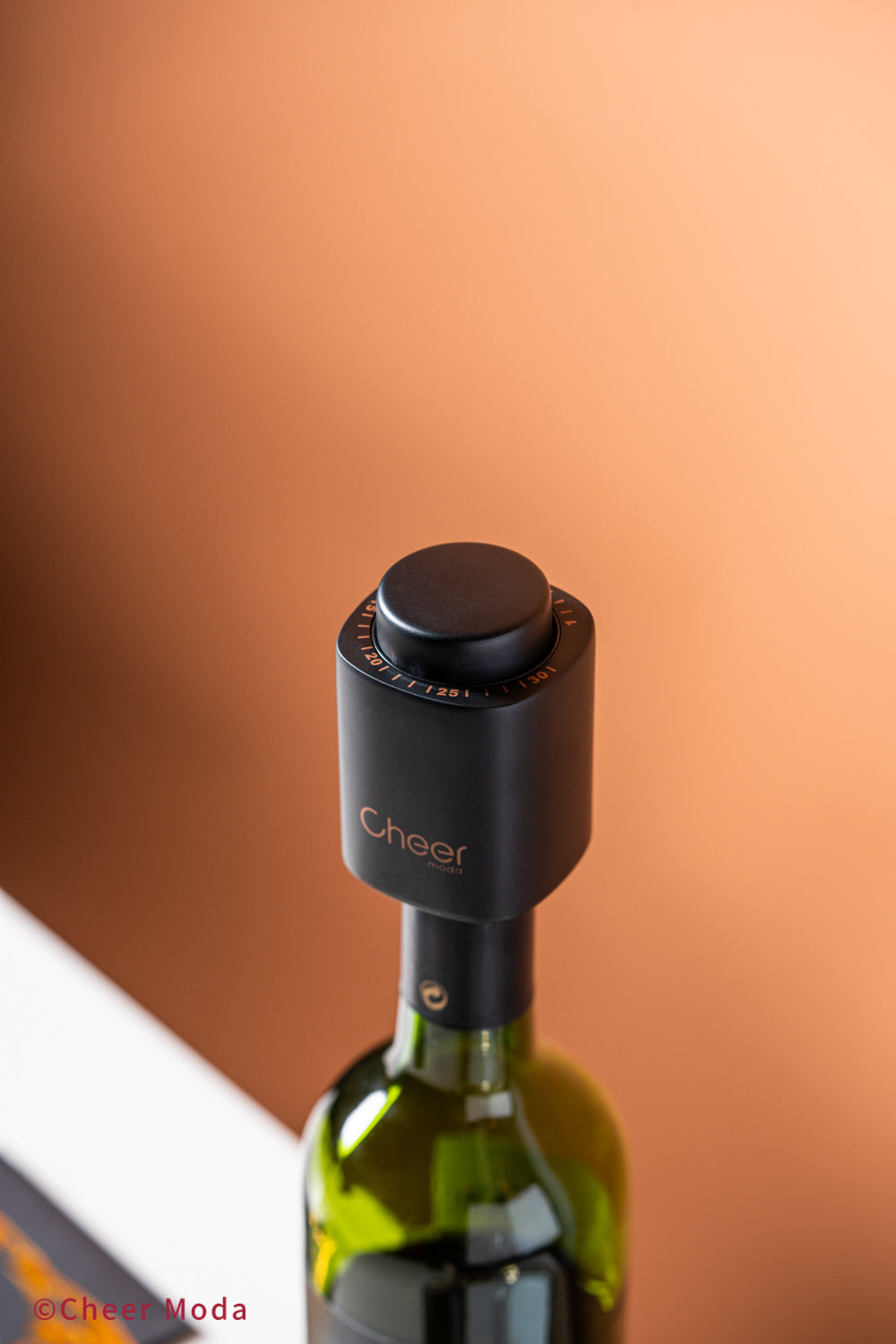 PEAK - Wine Vacuum Stopper - Black & Bronze